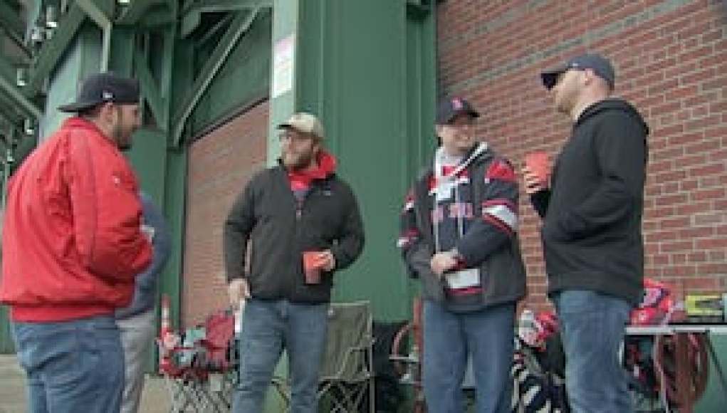 ‘Es Navidad’: los fanáticos acérrimos de los Medias Rojas se reúnen afuera del Fenway Park horas antes del primer partido en casa ‘Es Navidad’: los fanáticos acérrimos de los Medias Rojas se reúnen afuera del Fenway Park horas antes del primer partido en casa