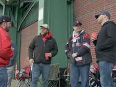 ‘Es Navidad’: los fanáticos acérrimos de los Medias Rojas se reúnen afuera del Fenway Park horas antes del primer partido en casa