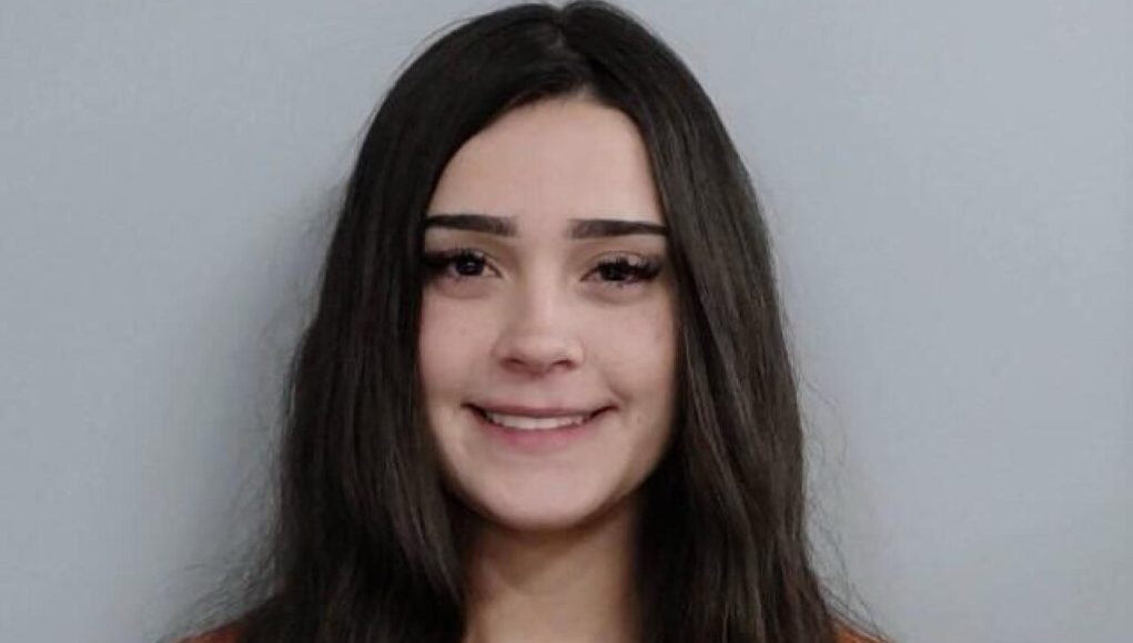 Mujer de 20 años de Kentucky arrestada después de supuestamente conducir hacia una multitud en estado de ebriedad, hiriendo a cuatro Mujer de 20 años de Kentucky arrestada después de supuestamente conducir hacia una multitud en estado de ebriedad, hiriendo a cuatro