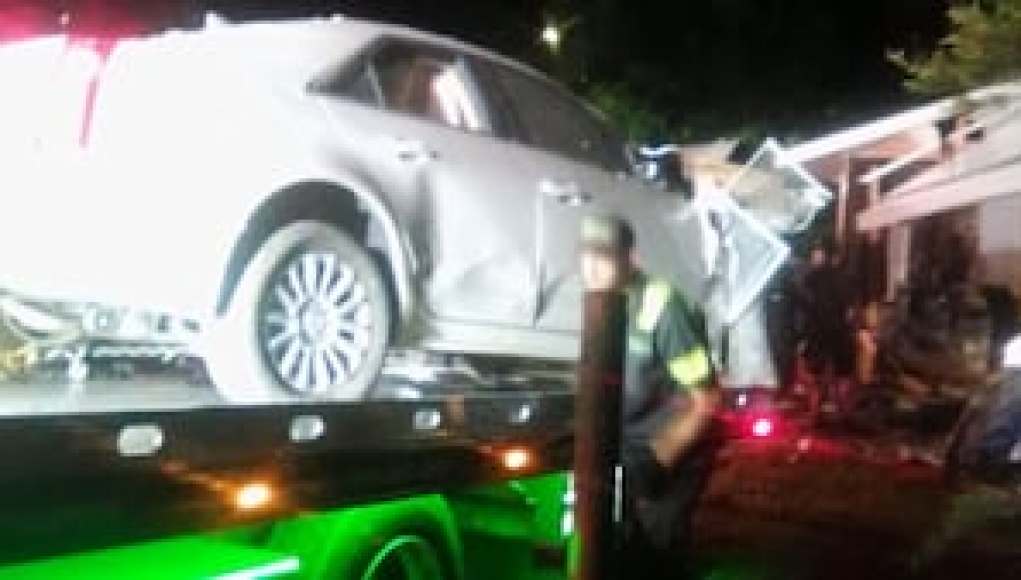 Un coche se estrella contra un dúplex en Gastonia tras una persecución policial y deja a un residente conmocionado Un coche se estrella contra un dúplex en Gastonia tras una persecución policial y deja a un residente conmocionado