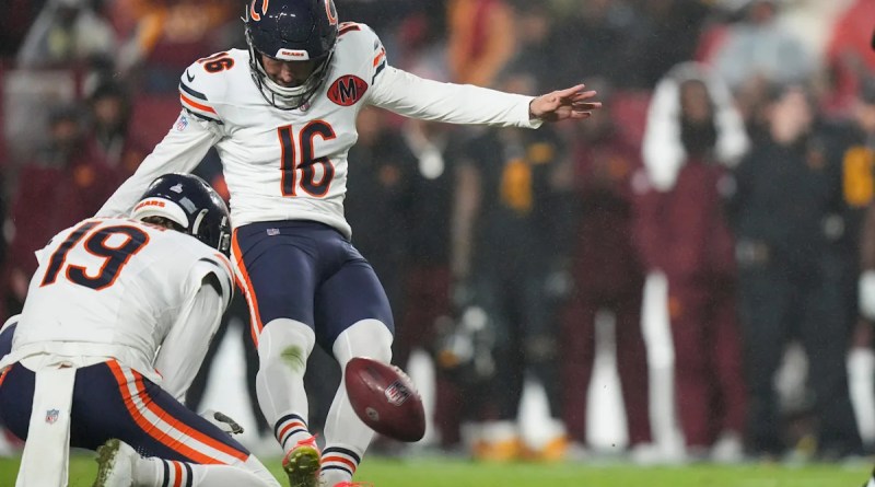 Bears edge leaders 25-24 on Moody’s last-second field goal Bears edge leaders 25-24 on Moody’s last-second field goal