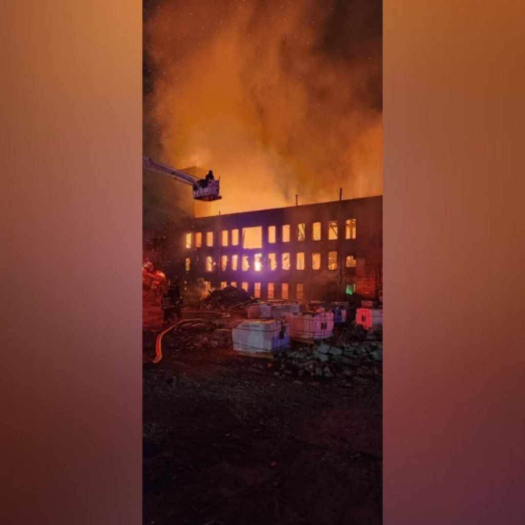 Crews battle large fire at West Side commercial building Crews battle large fire at West Side commercial building