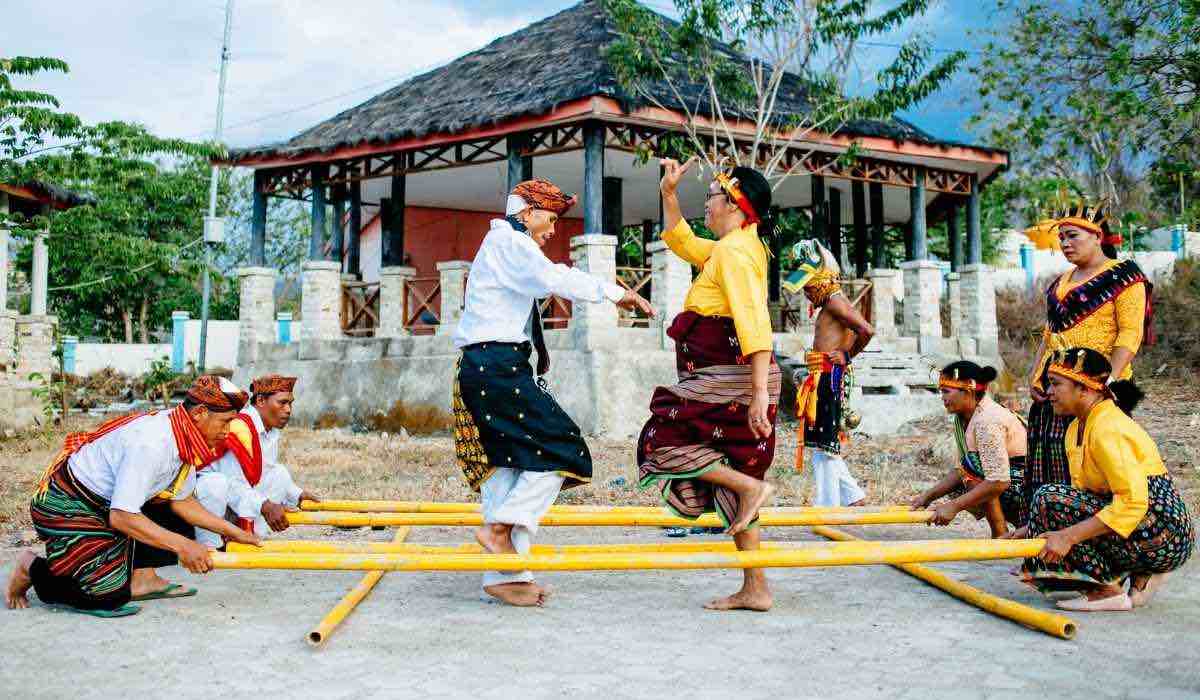 10 Weird Social Customs That Surprise Tourists Around the World 10 Weird Social Customs That Surprise Tourists Around the World