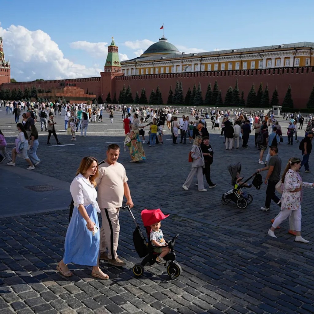 Russia faces a shrinking and getting old inhabitants and tries restrictive legal guidelines to fight it Russia faces a shrinking and getting old inhabitants and tries restrictive legal guidelines to fight it