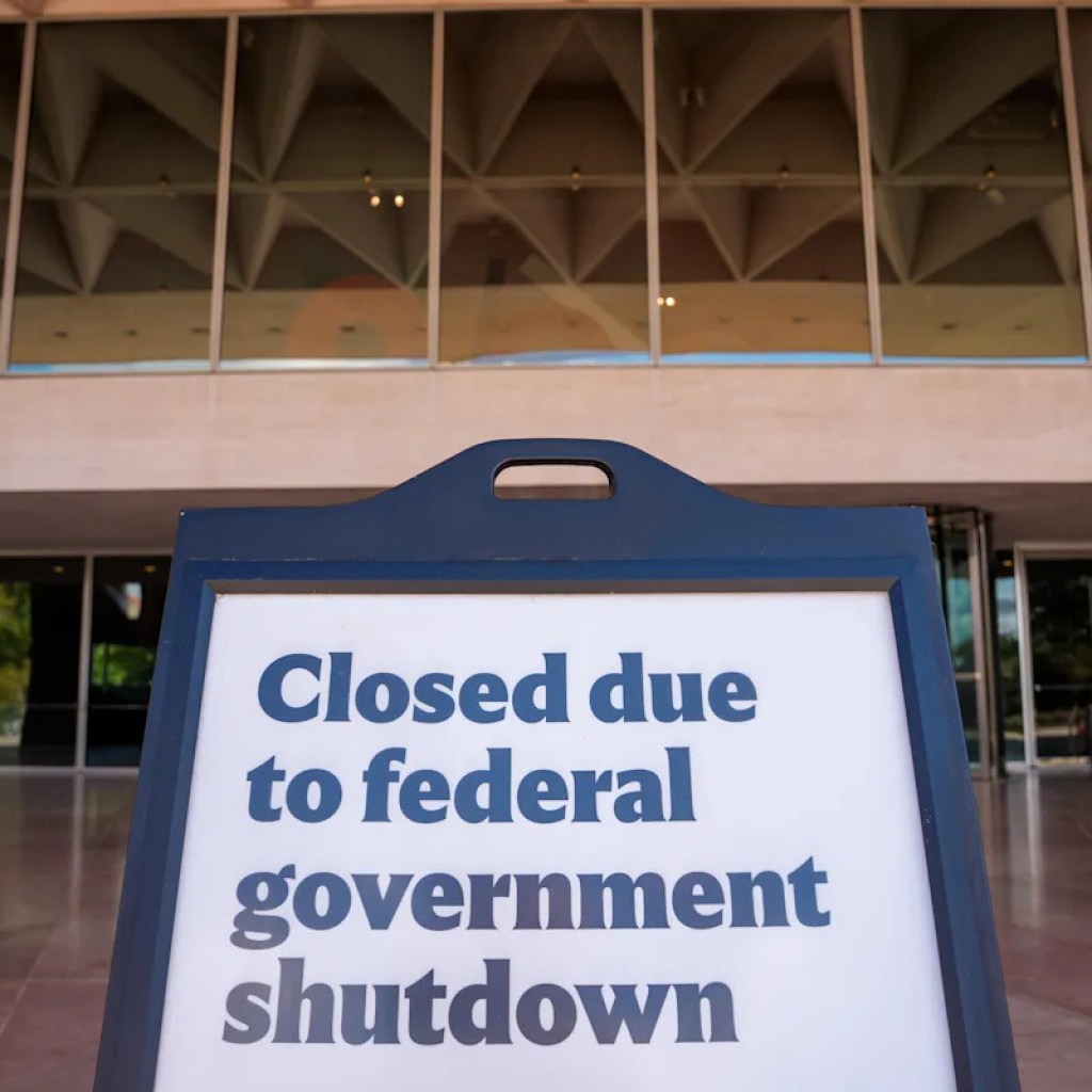 Federal staff hunker down as they go with out pay amid shutdown Federal staff hunker down as they go with out pay amid shutdown