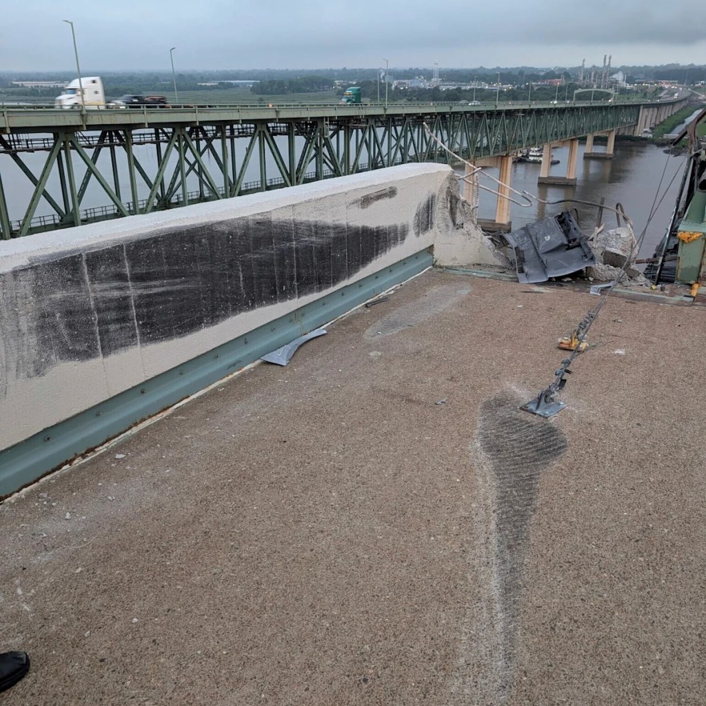Truck smashes via barrier and plunges off a bridge into the Delaware River Truck smashes via barrier and plunges off a bridge into the Delaware River