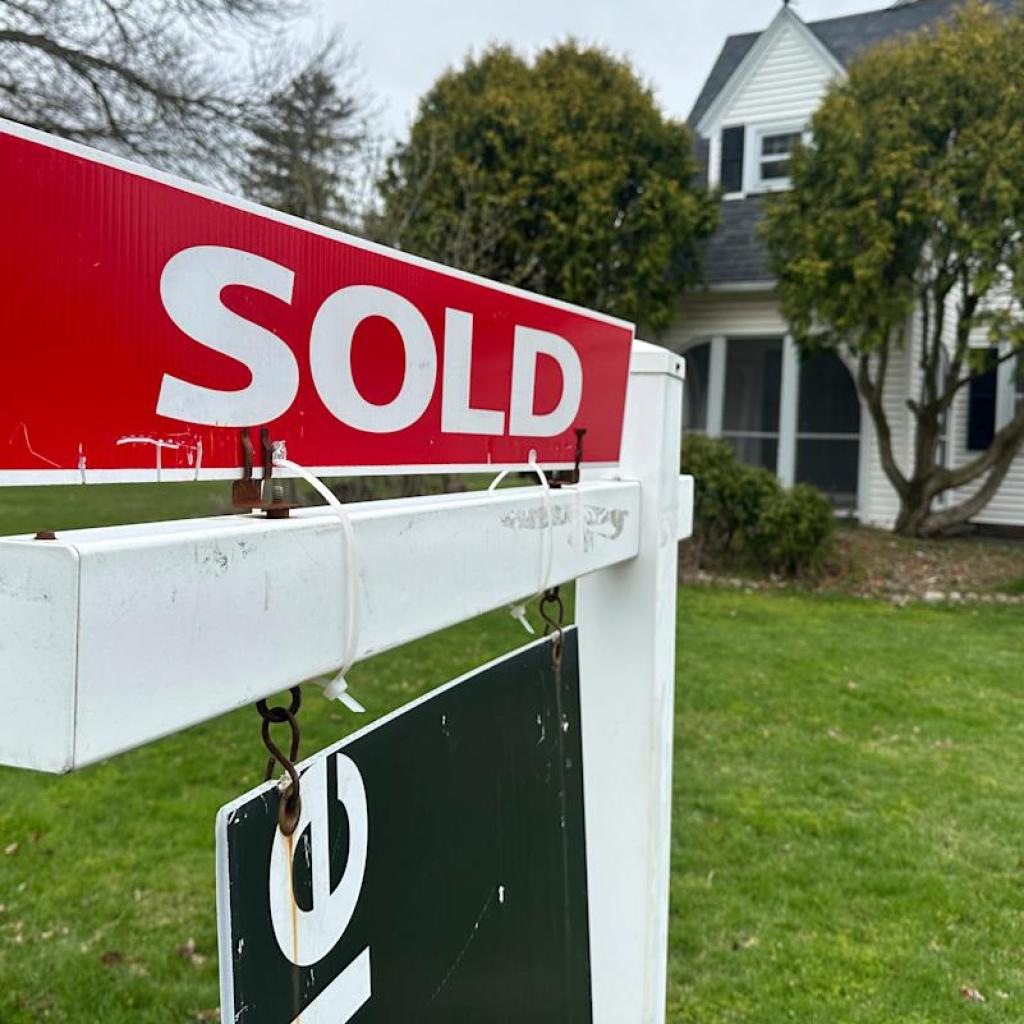 Dwelling gross sales rose barely in Might, however excessive mortgage charges are nonetheless hurting the market Dwelling gross sales rose barely in Might, however excessive mortgage charges are nonetheless hurting the market