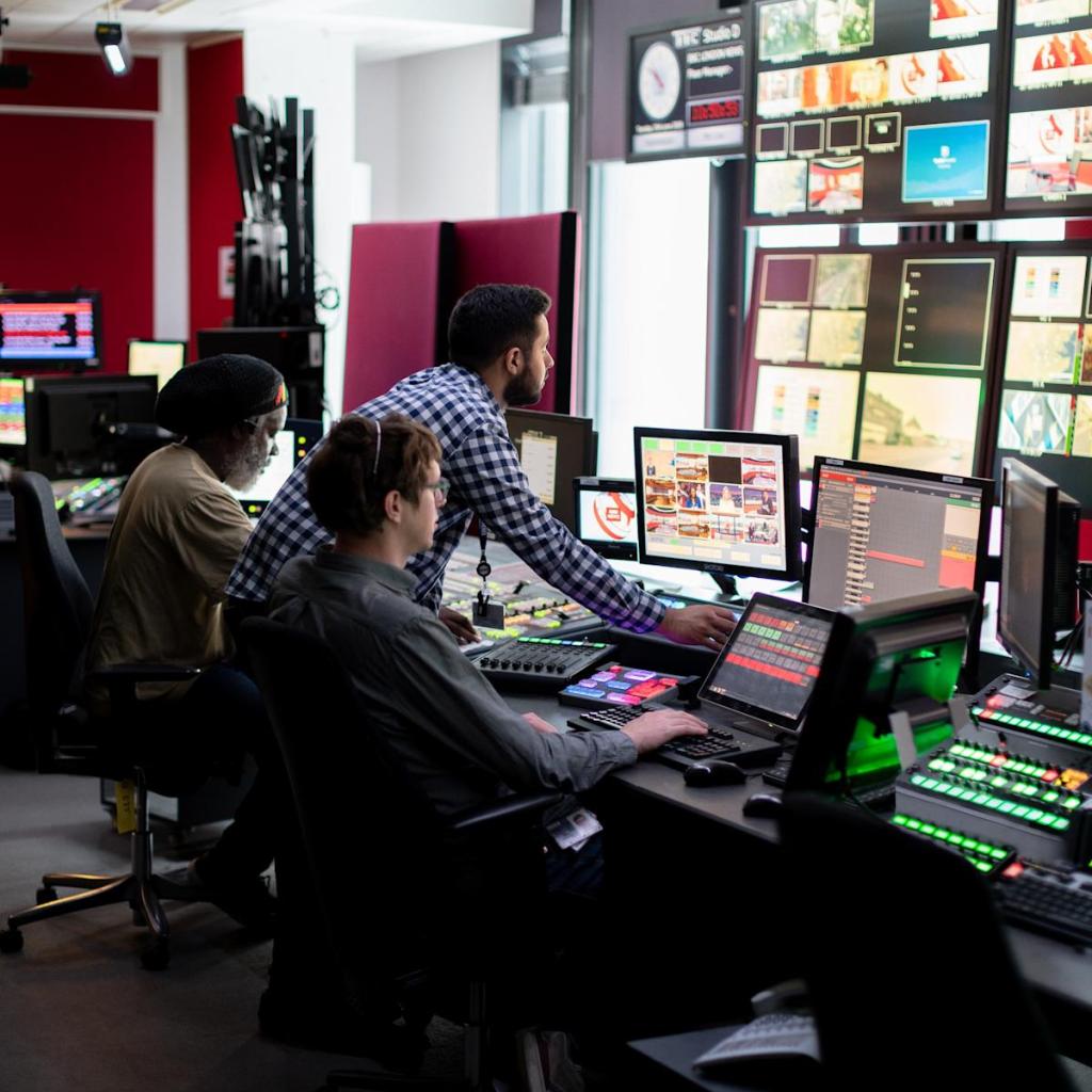 Jim Cramer Mentioned Paramount Skydance Corp. (PSKY)’s Warner Brother Deal In Element Jim Cramer Mentioned Paramount Skydance Corp. (PSKY)’s Warner Brother Deal In Element