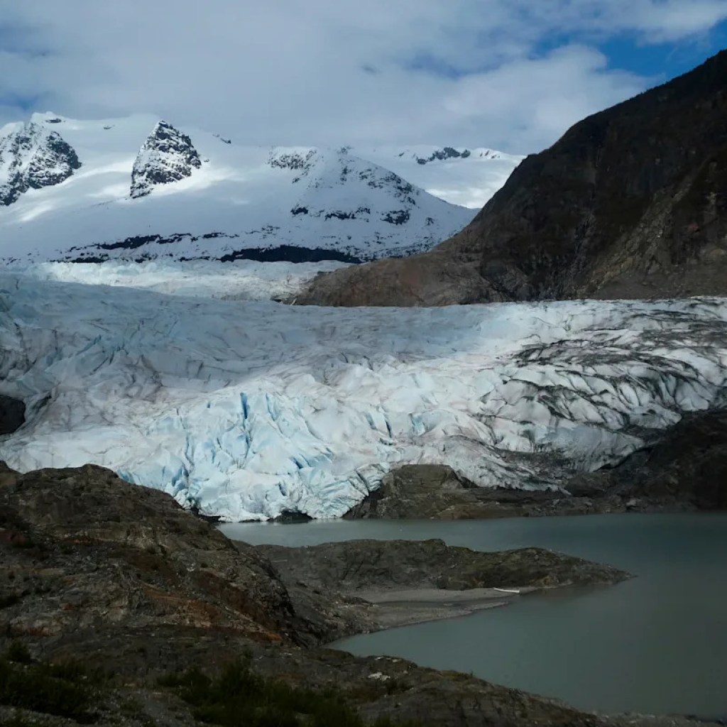 Ice dam at Alaska’s Mendenhall Glacier releases floodwater towards downstream houses Ice dam at Alaska’s Mendenhall Glacier releases floodwater towards downstream houses