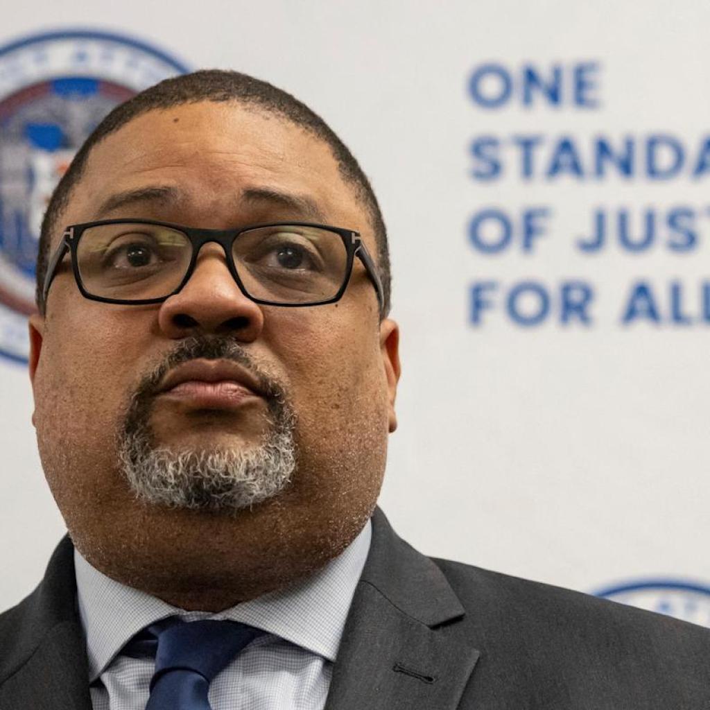 Alvin Bragg, Manhattan prosecutor who took on Trump, wins Democratic major in bid for second time period Alvin Bragg, Manhattan prosecutor who took on Trump, wins Democratic major in bid for second time period