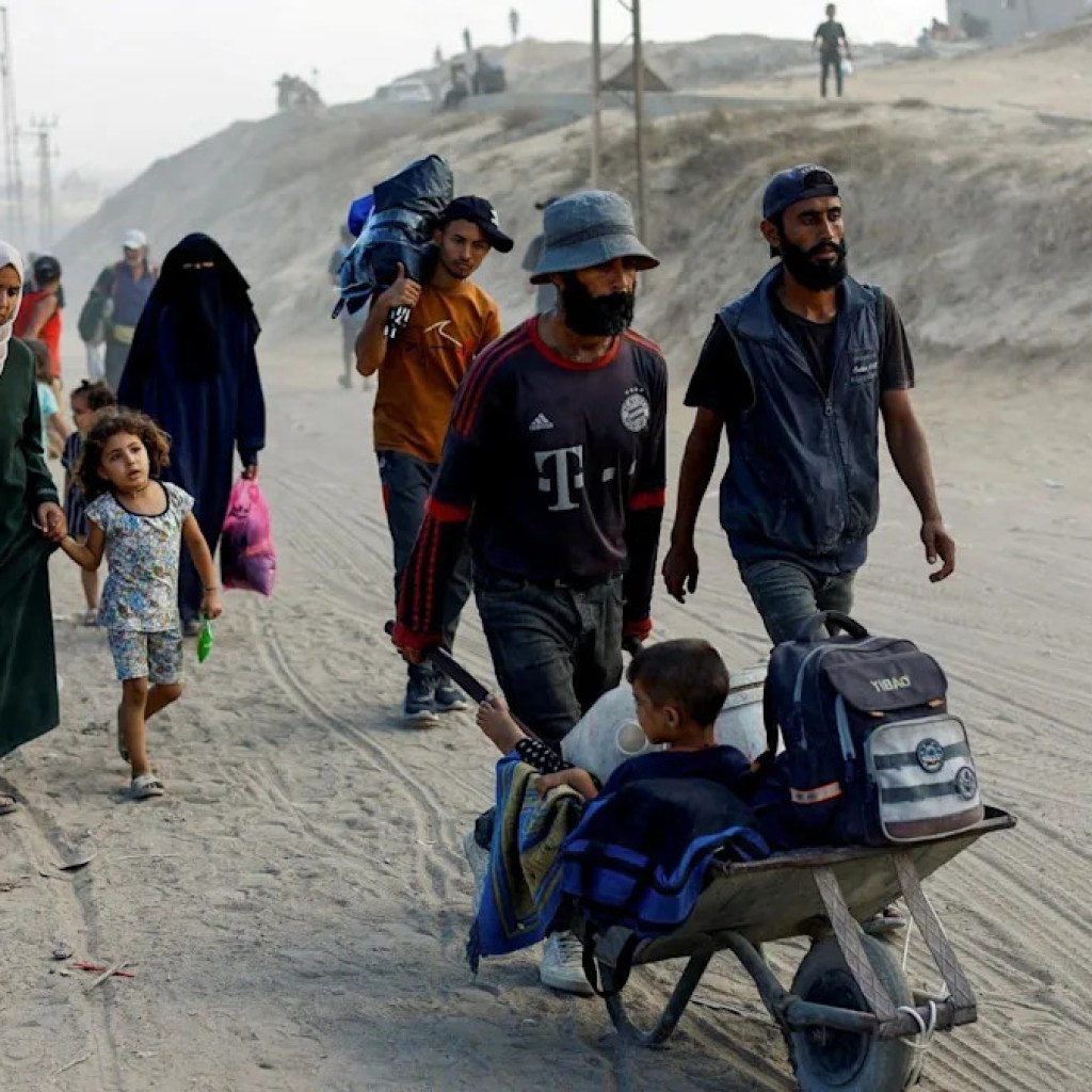 Hundreds of Palestinians flee as Israeli troops push into Gaza Metropolis Hundreds of Palestinians flee as Israeli troops push into Gaza Metropolis