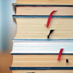 Lesezeichenarten im Vergleich: Von Papier bis Metall – Welches passt zu dir? Lesezeichenarten im Vergleich: Von Papier bis Metall – Welches passt zu dir?