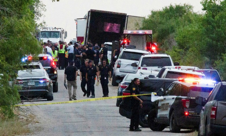 51 người di cư được tìm thấy chết trong xe trailer ở San Antonio 51 người di cư được tìm thấy chết trong xe trailer ở San Antonio
