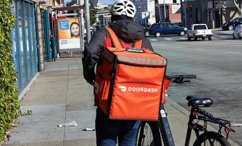 DoorDash đuổi việc tài xế sau khi video cho thấy anh ta khạc nhổ lên đơn hàng của khách DoorDash đuổi việc tài xế sau khi video cho thấy anh ta khạc nhổ lên đơn hàng của khách