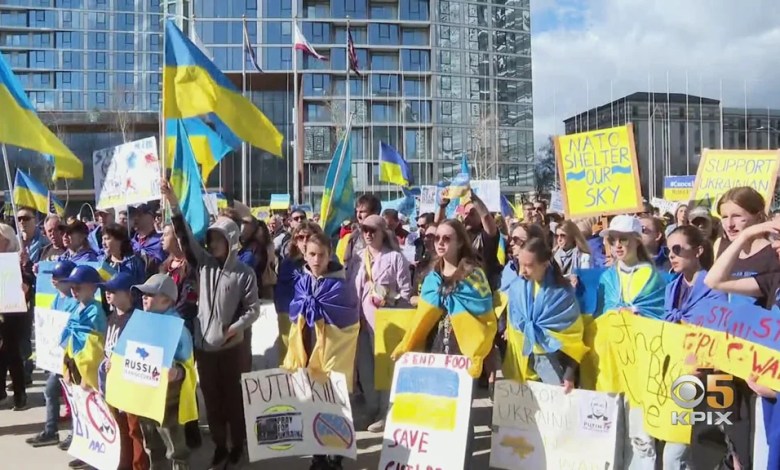 Người biểu tình ủng hộ Ukraine và kêu gọi tẩy chay Russia Người biểu tình ủng hộ Ukraine và kêu gọi tẩy chay Russia