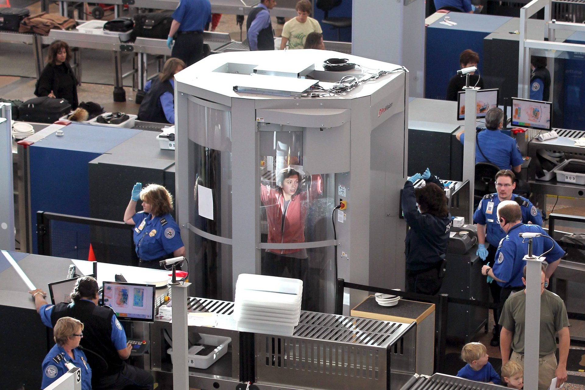 Do Metal Dentures Set Off Airport Security? Do Metal Dentures Set Off Airport Security?
