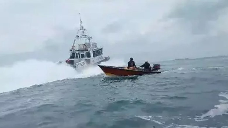Viral, Nelayan Indonesia Terhempas Oleh Kapal Patroli Singapura Viral, Nelayan Indonesia Terhempas Oleh Kapal Patroli Singapura