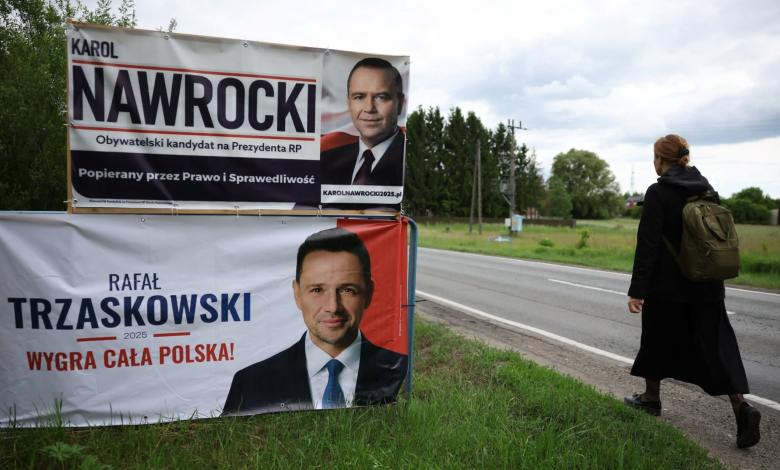 Poland votes in tight presidential election Poland votes in tight presidential election