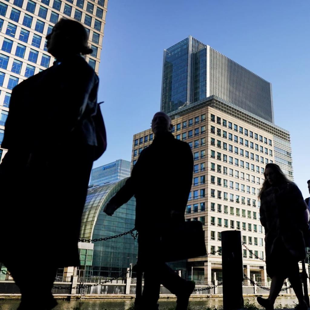 UK visa revamp allows lower-skilled office workers to come to Britain UK visa revamp allows lower-skilled office workers to come to Britain