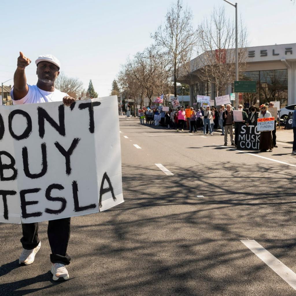 Trump promises to buy a Tesla after electric-car maker’s shares tumble Trump promises to buy a Tesla after electric-car maker’s shares tumble