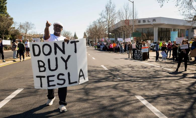 Trump promises to buy a Tesla after electric-car maker’s shares tumble Trump promises to buy a Tesla after electric-car maker’s shares tumble