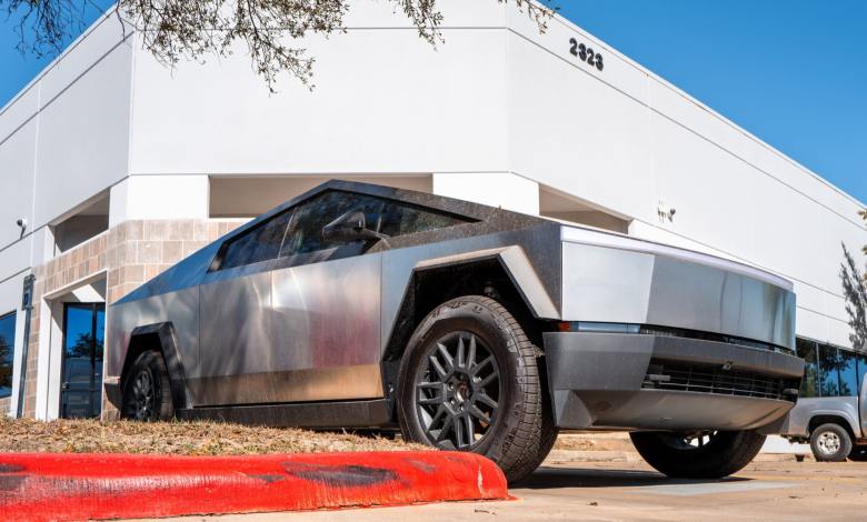 Musk urges Tesla employees to ‘hang on to’ shares Musk urges Tesla employees to ‘hang on to’ shares