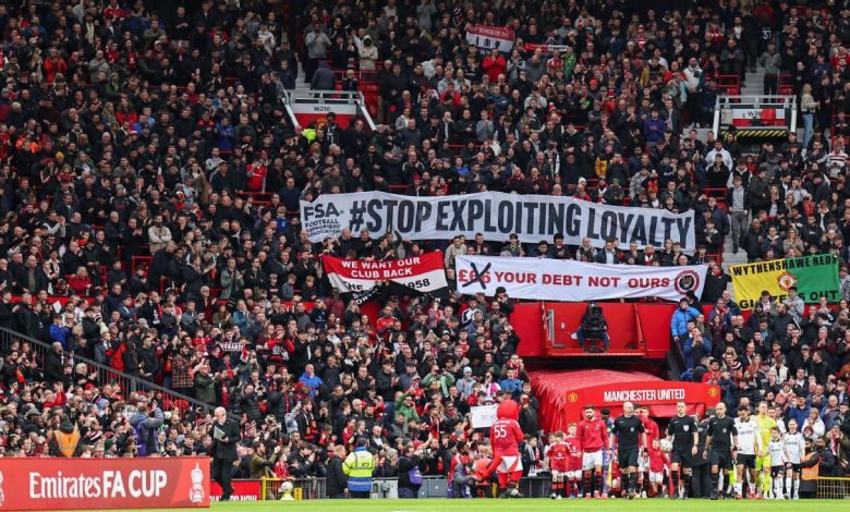 Man United fans urged to wear black as symbol of ‘dying’ club Man United fans urged to wear black as symbol of ‘dying’ club