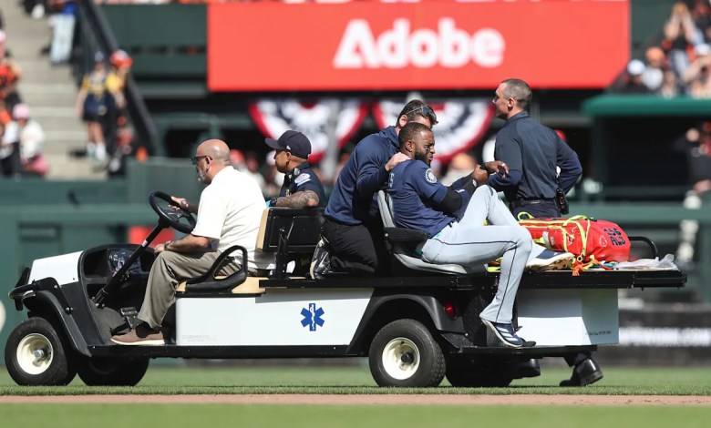 Mariners’ Robles carted off field with shoulder injury after making dazzling catch against Giants Mariners’ Robles carted off field with shoulder injury after making dazzling catch against Giants