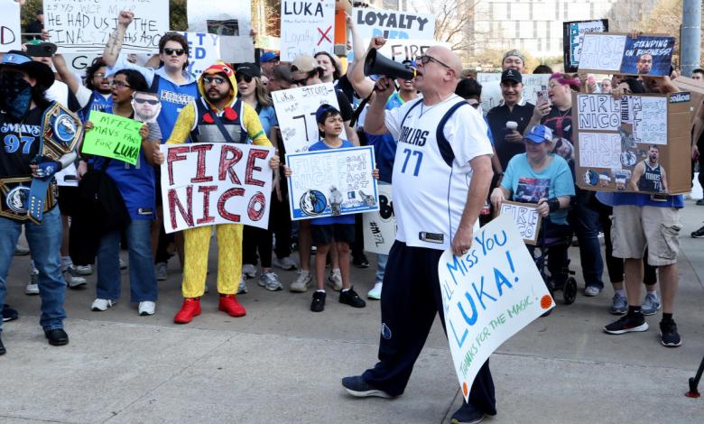 Fans protest Luka Dončić trade outside Mavericks arena, with Anthony Davis set to make debut Fans protest Luka Dončić trade outside Mavericks arena, with Anthony Davis set to make debut