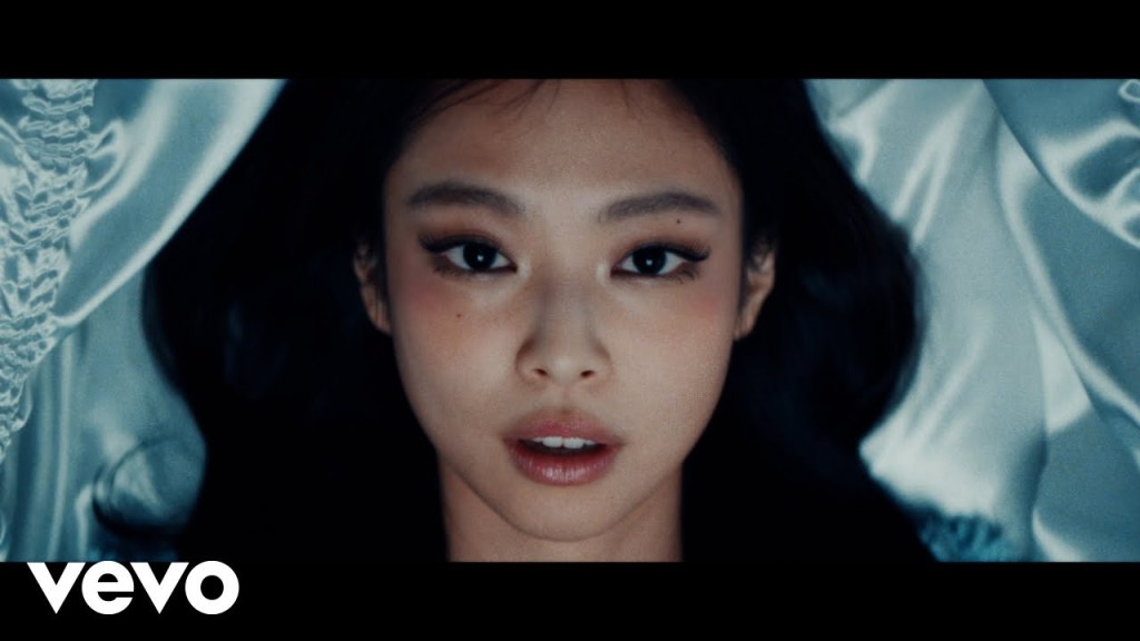 Jennie & Dominic Fike – Love Hangover (video resmi) Jennie & Dominic Fike – Love Hangover (video resmi)