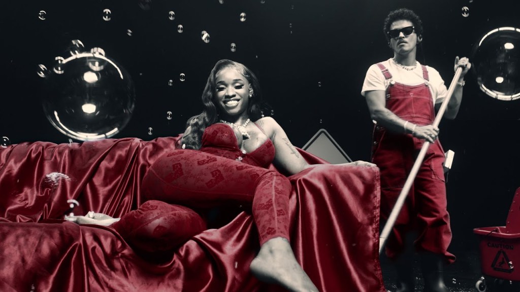 Sexyy Red & Bruno Mars – Fat Juicy & Wet (Video Musik Resmi) Sexyy Red & Bruno Mars – Fat Juicy & Wet (Video Musik Resmi)