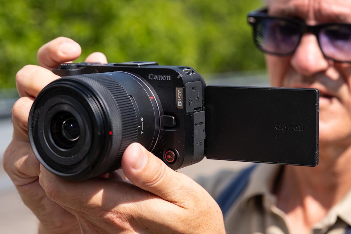An affordable vlogging camera that lags behind its rivals An affordable vlogging camera that lags behind its rivals