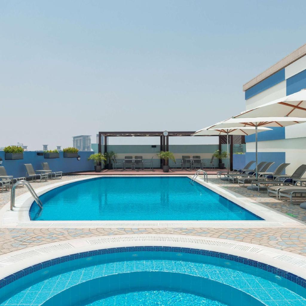 Ny Coral Dubai Deira Hotel dia toerana tonga lafatra ho an’ny fialan-tsasatra tsy hay hadinoina ao Dubai. Famakafakana trano fandraisam-bahiny Ny Coral Dubai Deira Hotel dia toerana tonga lafatra ho an’ny fialan-tsasatra tsy hay hadinoina ao Dubai. Famakafakana trano fandraisam-bahiny