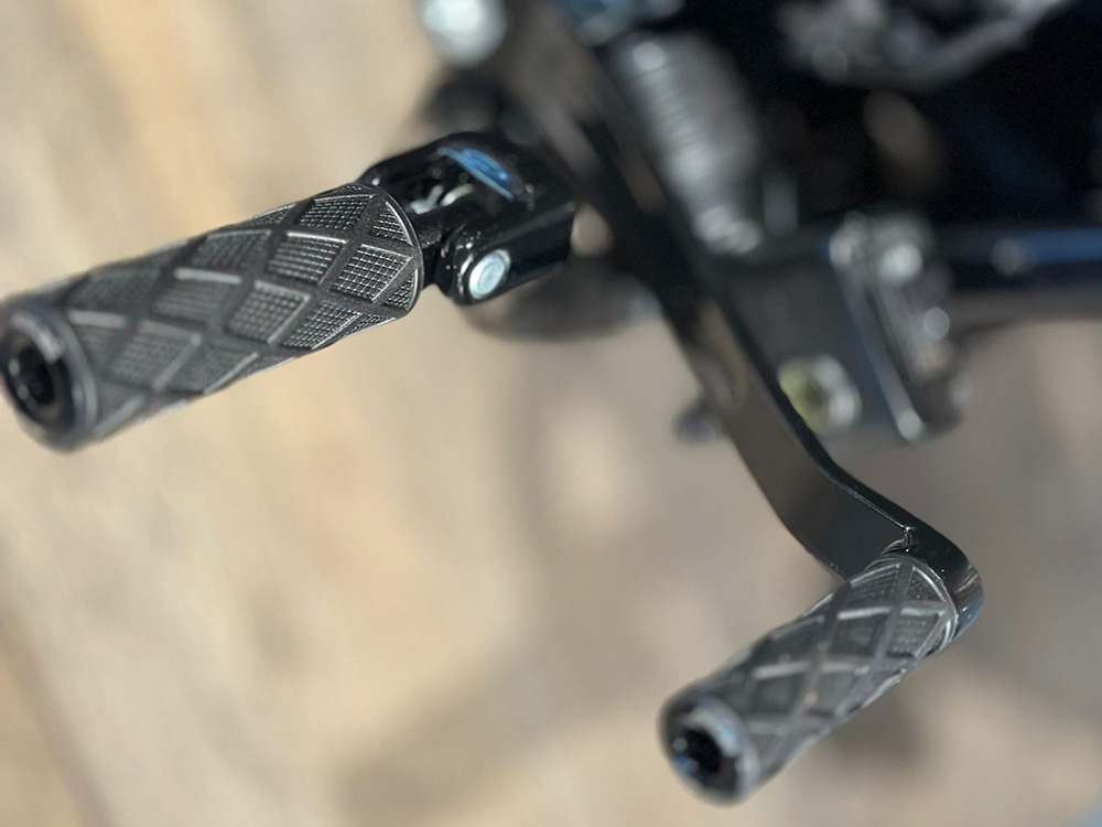 Arlen Ness Diamond Footpegs – Black. Fits Softail 2018up Front Rider