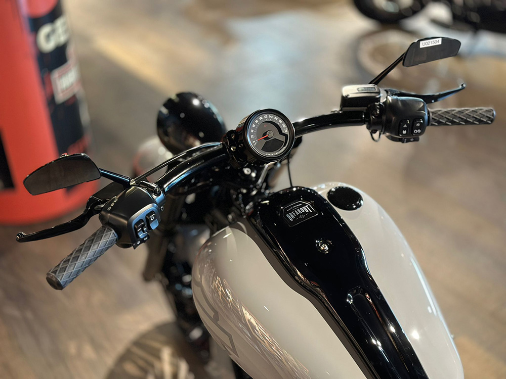 Arlen Ness Diamond Handgrips – Black. Fits CVO Touring 2023up, Street Glide & Road Glide 2024up, Touring 2025up & Softail 2025up