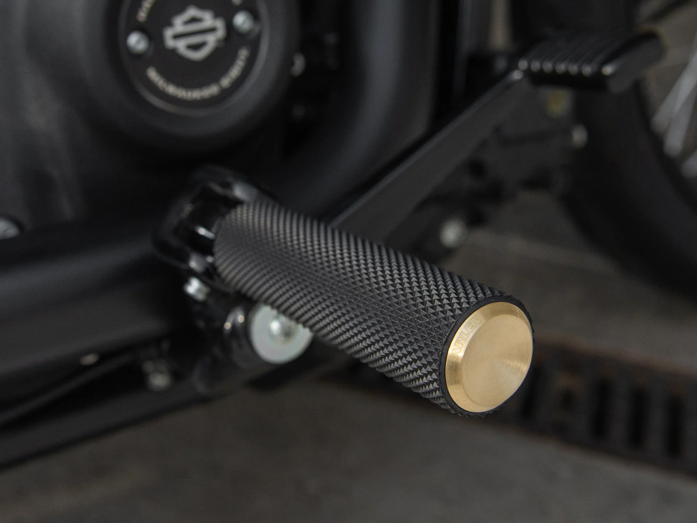 Arlen Ness Knurled Fusion Footpegs – Brass. Fits Softail 2018up Front Rider