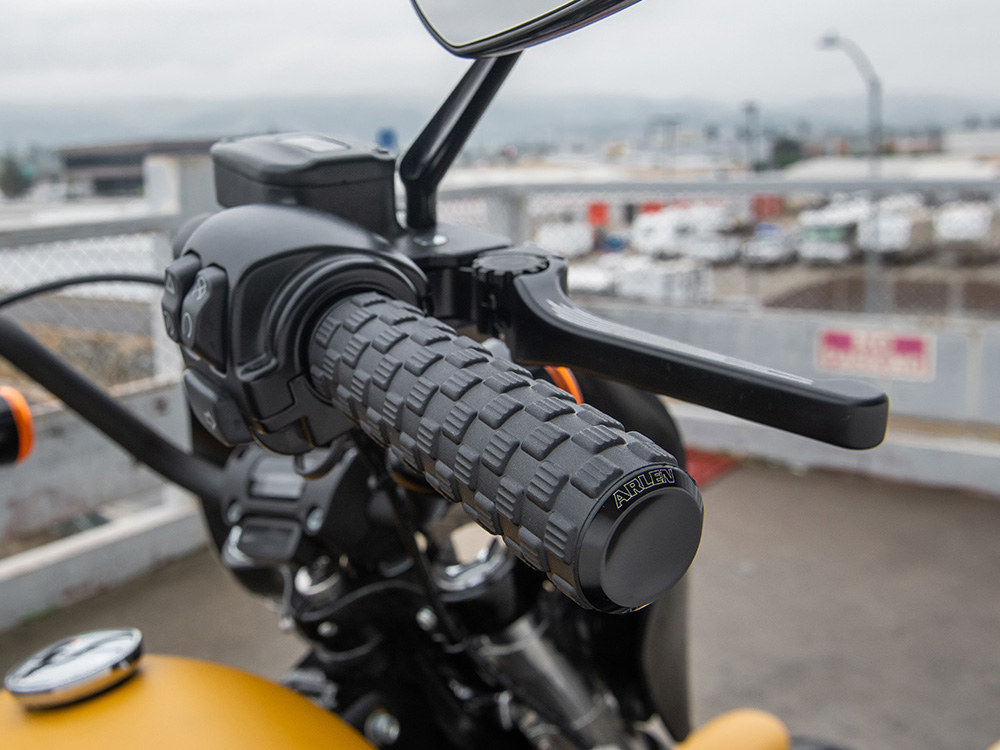 Arlen Ness Air Trax Handgrips – Black. Fits H-D with Throttle Cable.