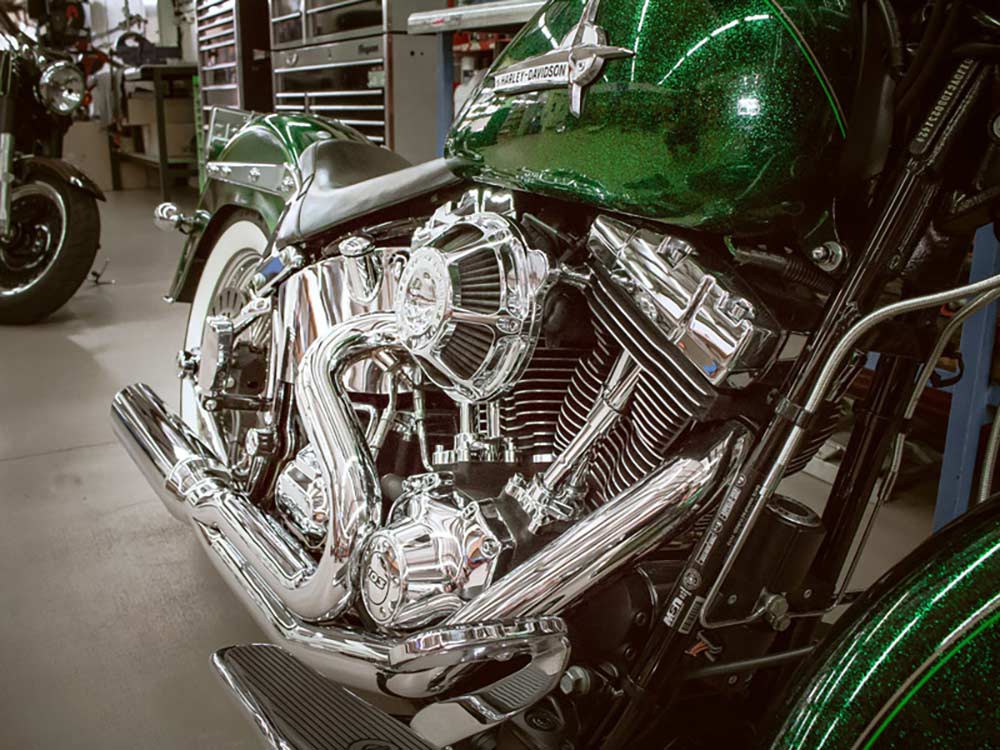 D&D EXHAUST Fat Cat 2-into-1 Exhaust with Straight Muffler – Chrome. Fits Softail 1986-2017.