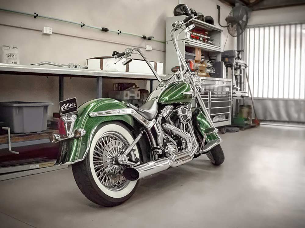 D&D EXHAUST Fat Cat 2-into-1 Exhaust with Straight Muffler – Chrome. Fits Softail 1986-2017.