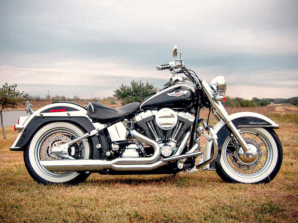 D&D EXHAUST Fat Cat 2-into-1 Exhaust with Straight Muffler – Chrome. Fits Softail 1986-2017.