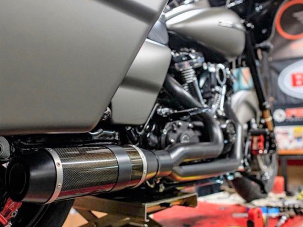 D&D EXHAUST Bob Cat 2-into-1 Exhaust – Black with Carbon Fibre Sleeve Muffler. Fits Touring 2017up.