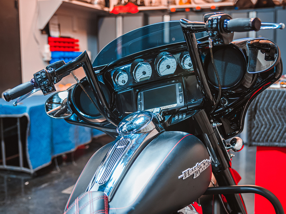 FACTORY 47 HANDLEBARS 14in. x 1-1/2in. Assault Handlebar – Gloss Black. Fits Ultra Models 1996-2024 and Street Glide 1996-2023