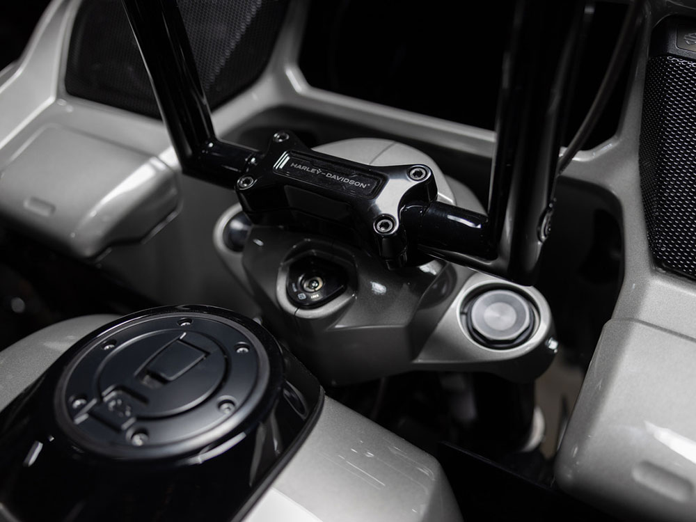 FACTORY 47 HANDLEBARS 14in. x 1-1/2in. R Series Handlebar – Gloss Black. Fits CVO Road Glide 2023up & Road Glide 2024up