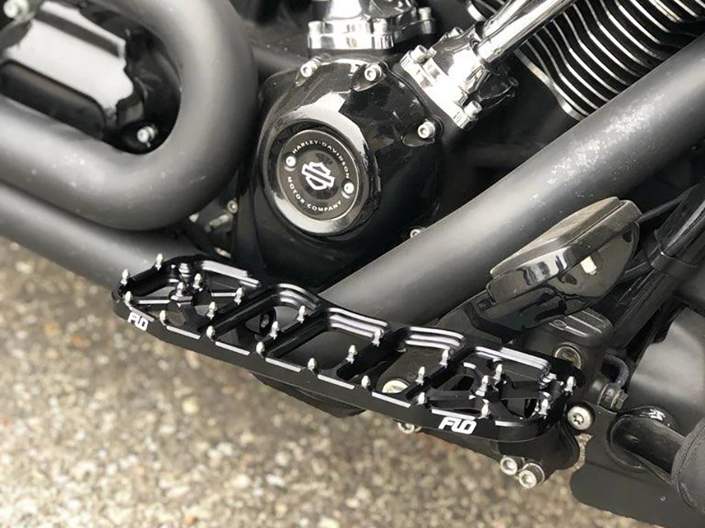 Flo Motorsports V5 Rider Floorboards – Black. Fits Touring 1980up, FL Softail 1986-2017 & Dyna Switchback 2012-2016