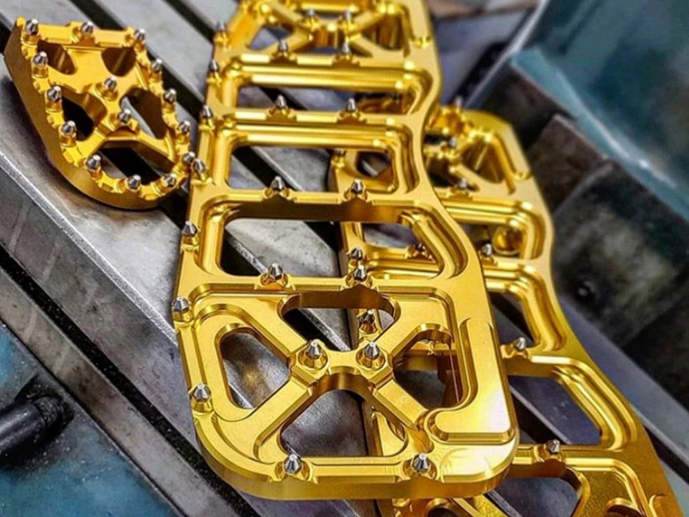 Flo Motorsports V5 Rider Floorboards – Gold. Fits Touring 1980up, FL Softail 1986-2017 & Dyna Switchback 2012-2016