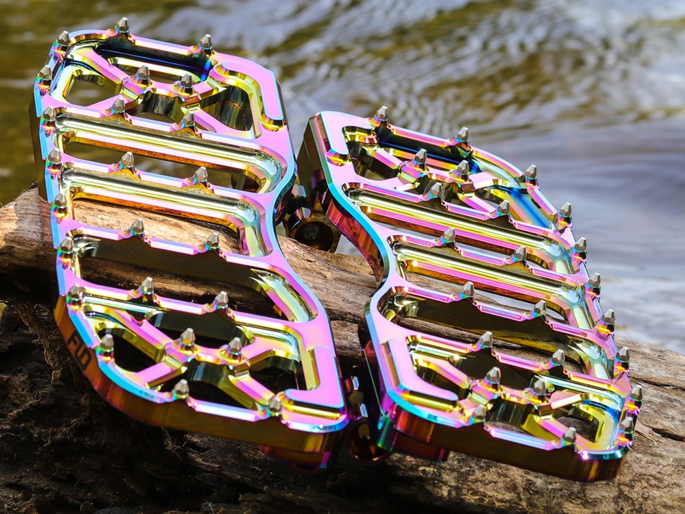 Flo Motorsports V5 Rider Floorboards – Jet Fuel. Fits Touring 1980up, FL Softail 1986-2017 & Dyna Switchback 2012-2016