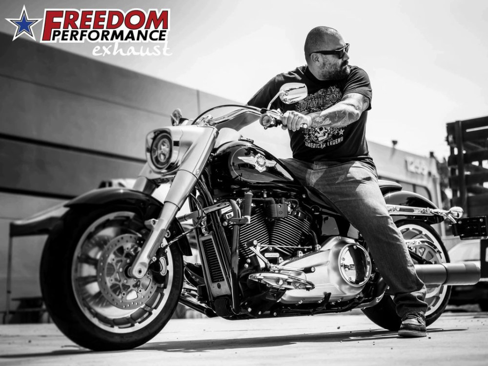 FREEDOM PERFORMANCE EXHAUST 4.5in. Two-Step Trual Dual Exhaust – Black with Pitch Black End Caps. Fits Softail Breakout & Fatboy 2018up with 240 Tyre.