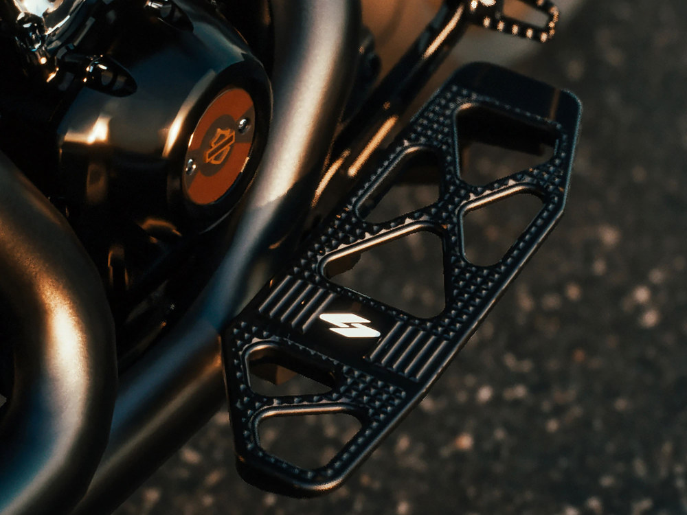 Kraus Moto Max Lean Front Floorboards – Black. Fits Touring 1980up, FL Softail 1986-2017 & Dyna Switchback 2012-2016