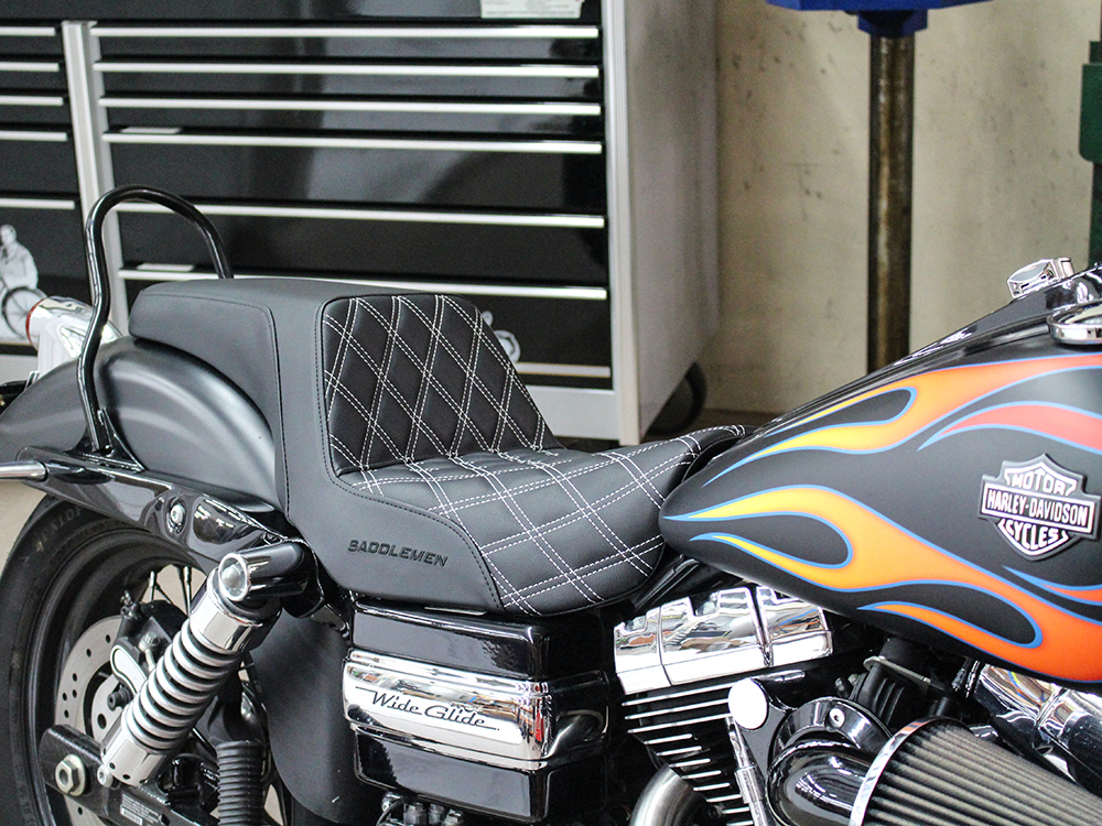 SADDLEMEN SEATS Step-Up LS Dual Seat with White Double Diamond Lattice Stitch. Fits Dyna 2006-2017.
