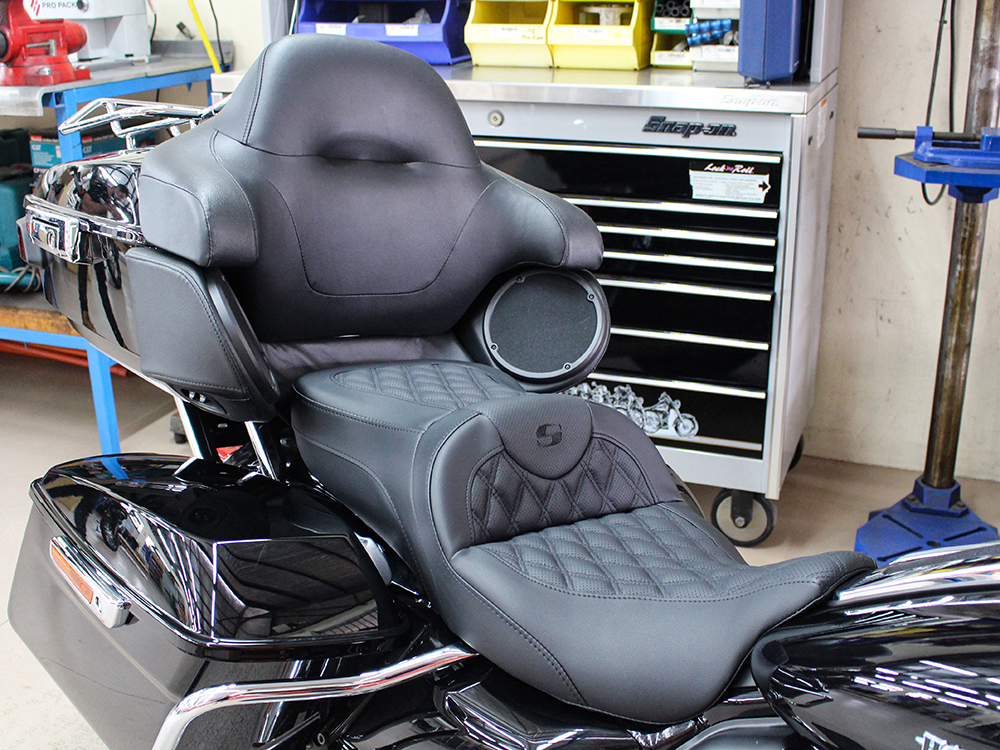 SADDLEMEN SEATS Roadsofa LS Dual Seat with Black Double Diamond Lattice Stitch. Fits Most Touring 2008-2024